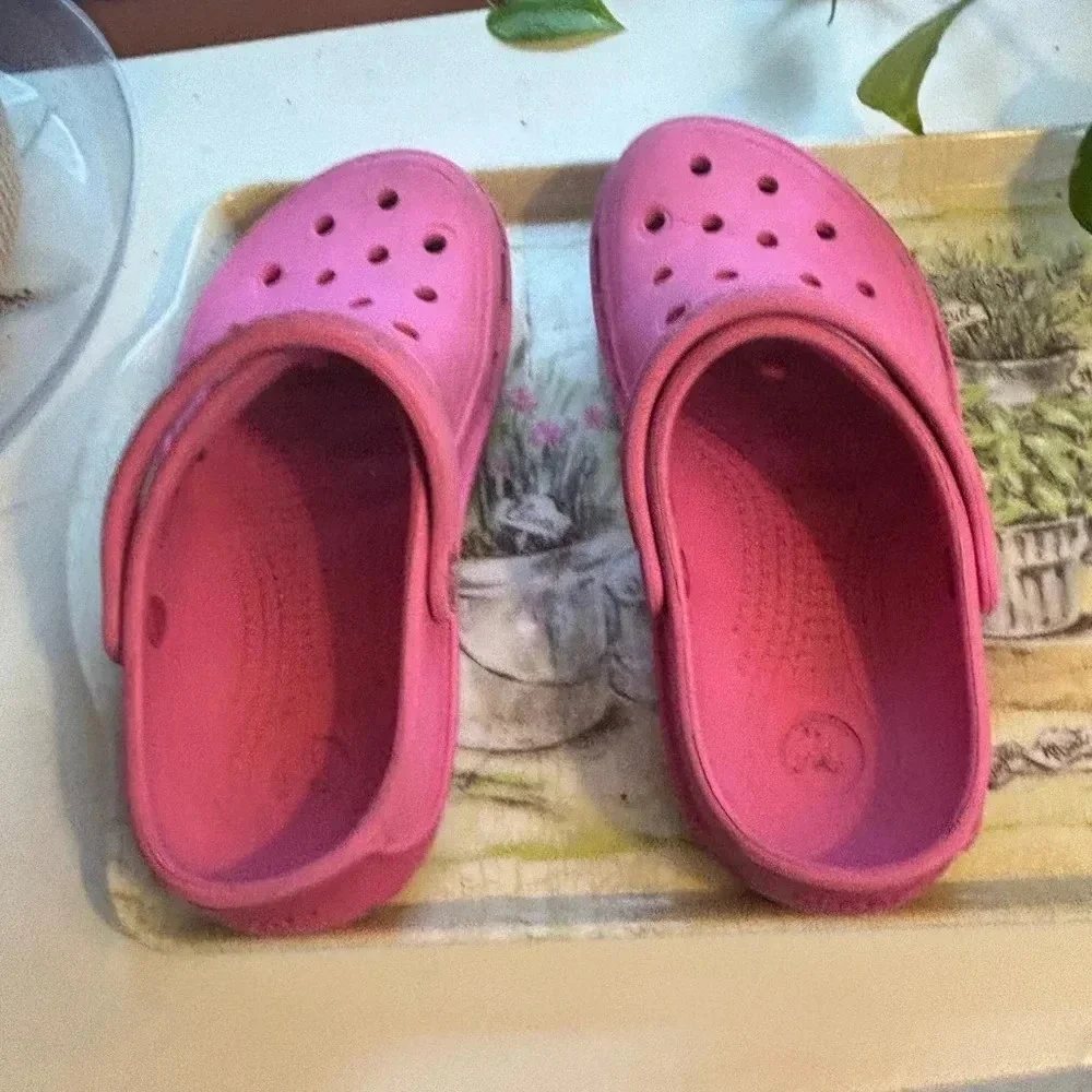 Pink crocs J1